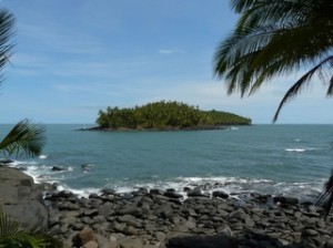 Vue sur l\'île du Diable depuis l\'île Royale